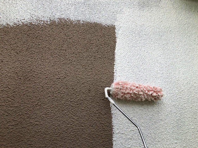 ローラーで下塗りを塗布しています